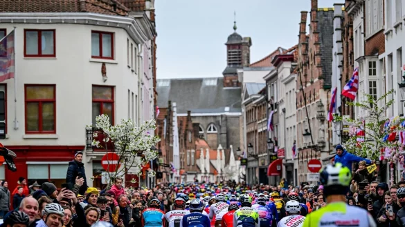 Die Fahrer beim Start der Flandern-Rundfahrt. - &copy; Dirk Waem/Belga/dpa