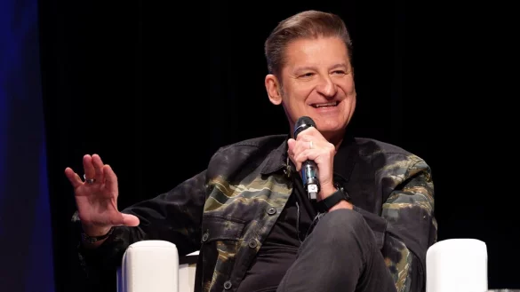 Der S&auml;nger Hartmut Engler von der Band Pur sitzt bei einem Fototermin auf der B&uuml;hne. - &copy; Henning Kaiser/dpa