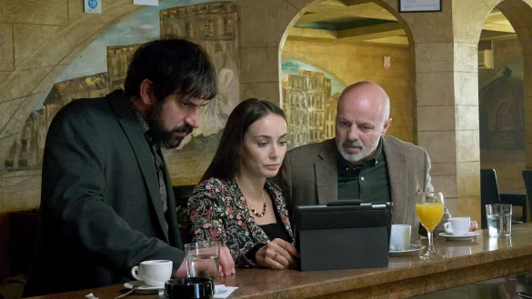 Stribor (Goran Bogdan, l), Olga (Kseniia Mishyna, M) und Vladimir (Darko Milas, r) bündeln ihre Kräfte. - © Marko Dukic/Drugi Plan/Beta Film/ZDF/ARTE/dpa