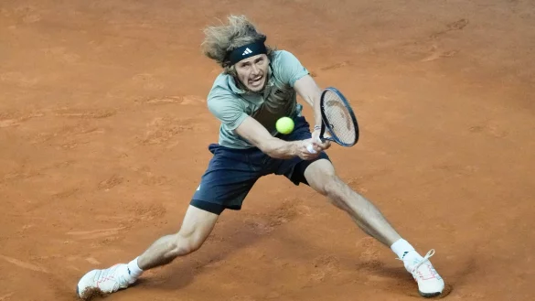 Alexander Zverev verliert auch beim Tennis-Turnier in Rom gegen Daniil Medwedew. - &copy; Gregorio Borgia/AP/dpa