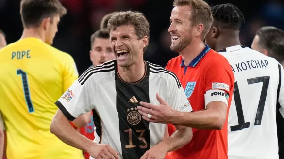 Thomas Müller kommentierte Kanes Transfer wie gewohnt mit Humor. - © Kirsty Wigglesworth/AP/dpa