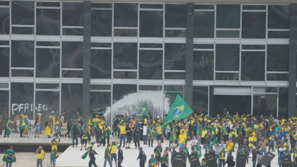 Anh&auml;nger des ehemaligen brasilianischen Pr&auml;sidenten Bolsonaro haben am Sonntag den offiziellen Sitz des brasilianischen Pr&auml;sidenten gest&uuml;rmt. - &copy; Eraldo Peres/AP/dpa