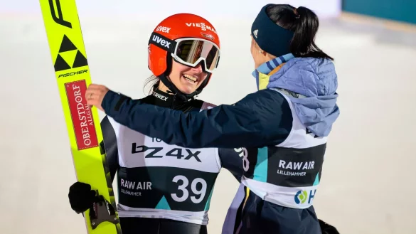 Skispringerin Katharina Althaus (l) hat die Fortsetzung ihrer Karriere angedeutet. - &copy; Geir Olsen/NTB/dpa