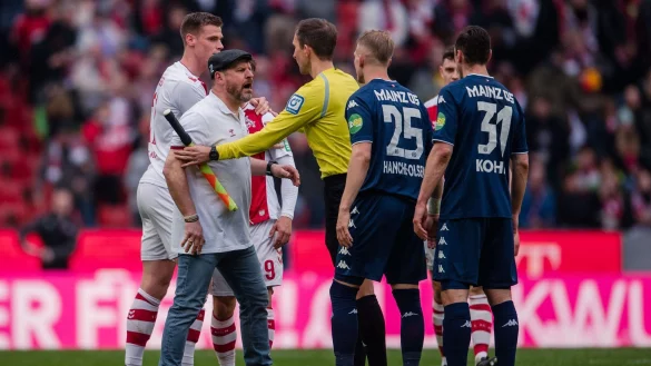 K&ouml;lns Trainer Steffen Baumgart (l) liefert sich nach der Partie ein Wortgefecht. - &copy; Marius Becker/dpa