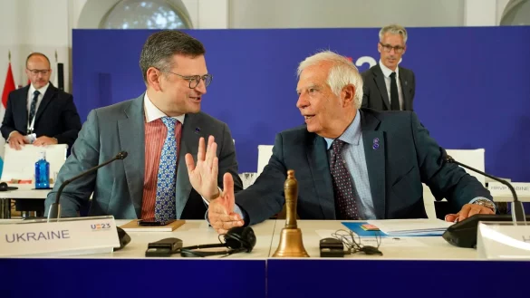 Der EU-Au&szlig;enbeauftragte Josep Borrell (r) und der ukrainische Au&szlig;enminister Dmytro Kuleba beim Treffen der EU-Au&szlig;enminister in Toledo. - &copy; Andrea Comas/AP/dpa