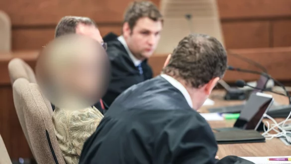 Die Apothekerin (l.) sitzt im K&ouml;lner Landgericht zwischen ihren Anw&auml;lten auf der Anklagebank. - &copy; Oliver Berg/dpa