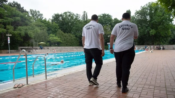 Mitarbeiter des Sicherheitsdienstes &laquo;Security GSO&raquo; drehen im Berliner Prinzenbad ihre Runden. - &copy; Paul Zinken/dpa