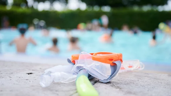 Eine Taucherbrille und Schnorchel liegen in einem Schwimmbad am Beckenrand. - &copy; Annette Riedl/dpa/Symbolbild