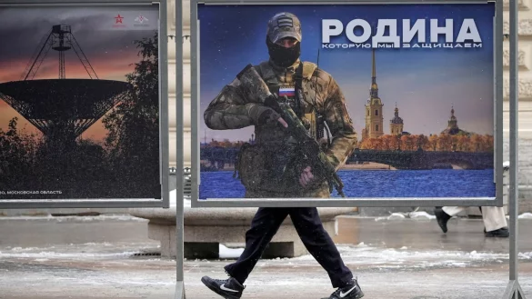Ein Plakat mit dem Bild eines russischen Soldaten und der Aufschrift &laquo;Wir verteidigen das Vaterland&raquo; in St. Petersburg. - &copy; Dmitri Lovetsky/AP/dpa