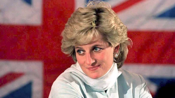 Prinzessin Diana 1996 vor der britischen Fahne in Pakistan. - &copy; John Giles/PA/epa/dpa