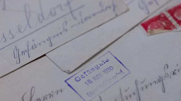 Unterlagen mit Gef&auml;ngnisstempel aus der Handakte zum Kriminalfall Peter K&uuml;rten. - &copy; Rolf Vennenbernd/dpa