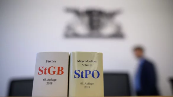 Eine Ausgabe des Strafgesetzbuchs und der Strafprozessordnung stehen in einem Gerichtssaal. - &copy; Sebastian Gollnow/dpa/Symbolbild