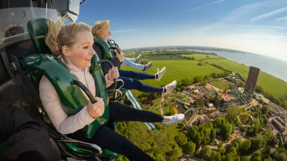 Der Hansa-Park liegt an der Ostsee. Im Highlander geht es mit Blick aufs Wasser rasant abw&auml;rts. - &copy; Hansa-Park/dpa-tmn