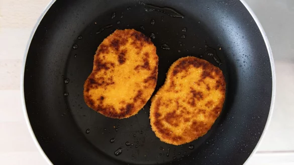 Bei einem Test von 18 Veggieschnitzeln wurde jedes dritte Produkt mit &laquo;gut&raquo; bewertet und kam den klassischen panierten H&auml;hnchen- oder Schweinefleisch-Schnitzeln sehr nahe. - &copy; Silas Stein/dpa/dpa-tmn