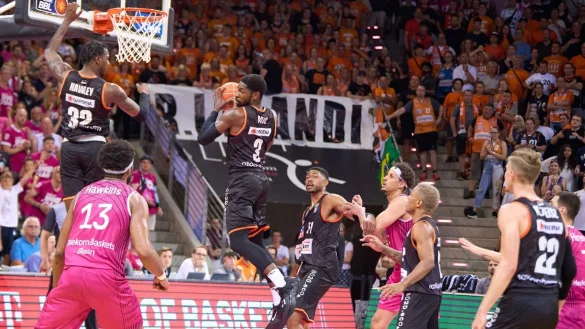 Ulms Joshua Hawley (l) und Brandon Paul beim Rebound. - &copy; Thomas Frey/dpa