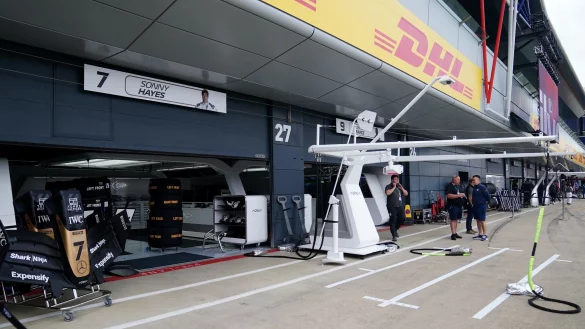 F&uuml;r die Dreharbeiten wurde in Silverstone eine fiktive F1-Team-Garage eingerichtet. - &copy; David Davies/PA Wire/dpa