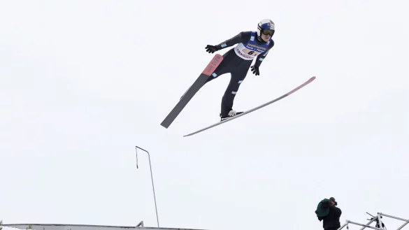 Andreas Wellinger beim Teamspringen in Lahti. - © Antti H\\\'m\\\'l\\\'inen/Lehtikuva/AP
