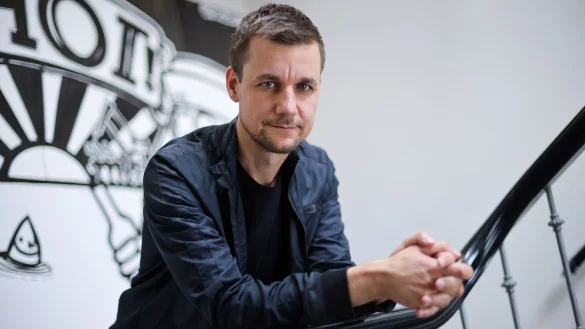 Das neue Buch von Tobias Schlegl beleuchtet unter anderem Arbeitsbedingungen in der Pflege. - &copy; Christian Charisius/dpa