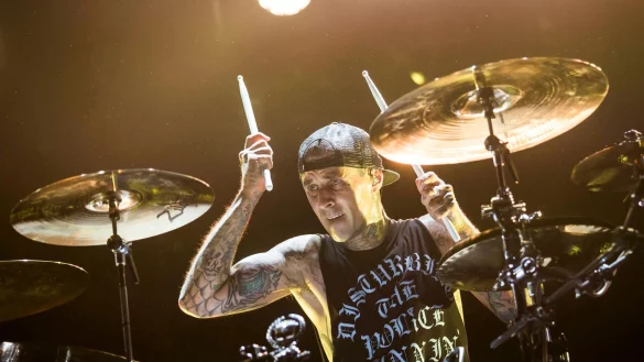 Zu heftig getrommelt: Drummer Travis Barker von Blink-182 musste am Finger operiert werden. - &copy; Balazs Mohai/MTI via epa/dpa