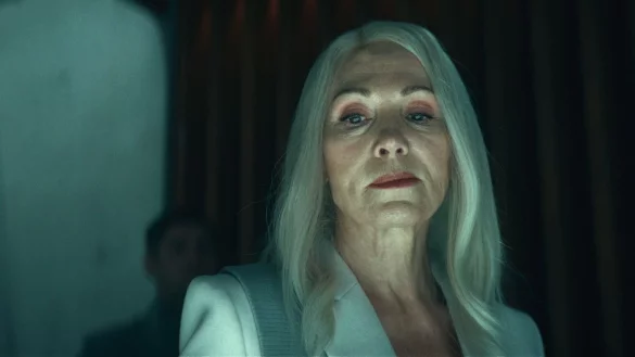 Unternehmerin Sophie Theissen (Iris Berben) hat mit ihrer Firma Aeon ein Verfahren f&uuml;r Lebenszeitspenden entwickelt. - &copy; Netflix/dpa