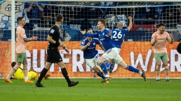 Sepp van den Berg brachte Schalke mit seinem Tor wieder zur&uuml;ck ins Spiel. - &copy; Bernd Thissen/dpa