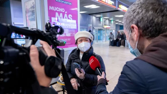 Eine Passagierin, die von Chongqing nach Madrid geflogen ist. - &copy; Alberto Ortega/EUROPA PRESS/dpa