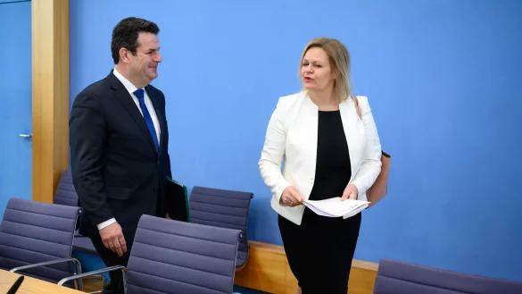Bundesinnenministerin Nancy Faeser und Bundesarbeitsminister Hubertus Heil vor Beginn einer Pressekonferenz in Berlin. - &copy; Bernd von Jutrczenka/dpa