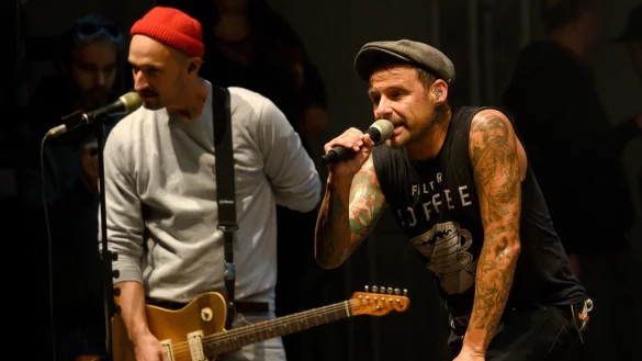 Mitglieder der Punk-Band Donots bei einem Auftritt. - &copy; Rainer Jensen/dpa/Archivbild