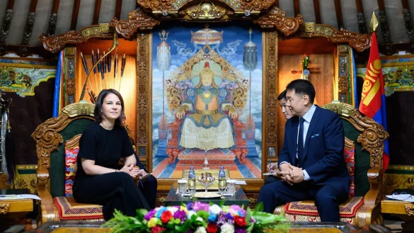 Annalena Baerbock (l.) im Gespr&auml;ch mit Ukhnaa Khurelsukh, dem Staatspr&auml;sidenten der Mongolei. - &copy; Bernd von Jutrczenka/dpa
