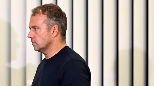 Bundestrainer Hansi Flick steht nach einer erneuten Blamage schwer unter Druck. - &copy; Julian Stratenschulte/dpa