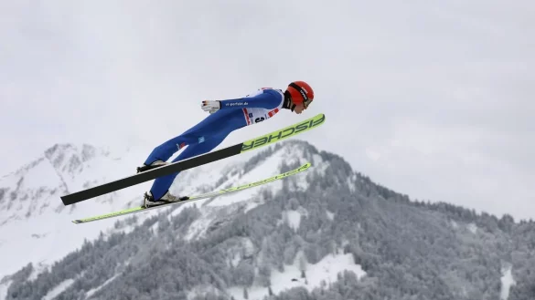 Eric Frenzel im Wertungssprung. - &copy; Karl-Josef Hildenbrand/dpa