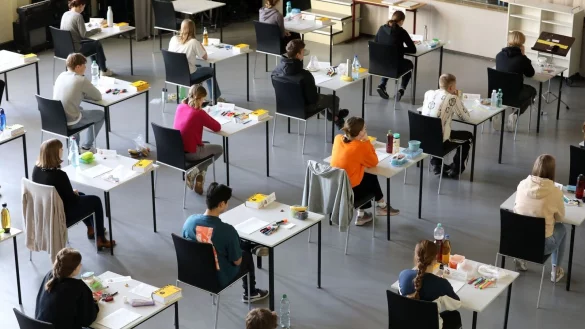 Abiturpr&uuml;fung in einem Gymnasium in Rostock. - &copy; Bernd W&uuml;stneck/dpa