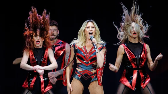 Die S&auml;ngerin Helene Fischer agiert bei einem Konzert ihrer Tour "Rausch" auf der B&uuml;hne. Nach ihren Unfall bei einem Konzert in Hannover tritt Helene Fischer bei sieben Konzerten in K&ouml;ln auf. - &copy; Henning Kaiser/dpa