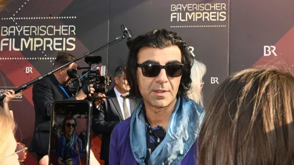 Fatih Akin kommt zur Verleihung des Bayerischen Filmpreises in das Prinzregententheater. - &copy; Felix H&ouml;rhager/dpa
