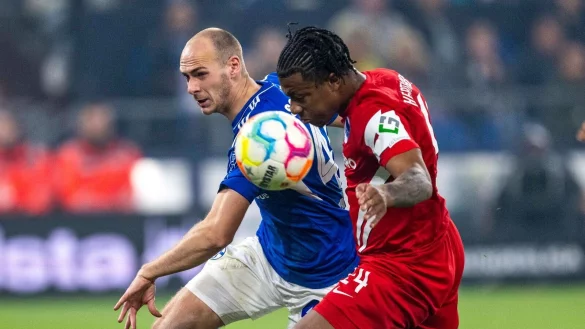 Schalkes Henning Matriciani (l) und Berlins Jessic Ngankam k&auml;mpfen um den Ball. - &copy; David Inderlied/dpa/Archivbild