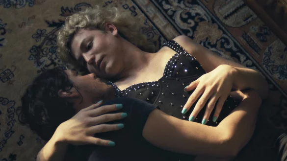 Timocin Ziegler als Robert und Thea Ehre als Transfrau Leni in einer Szene des Films &laquo;Bis ans Ende der Nacht&raquo;. - &copy; Stephanie Lieske/Grandfilm/dpa