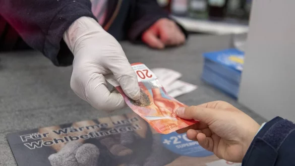 Auch in der Schweiz - hier eine Tankstelle im Kanton Bern - wurde im vergangenen Jahr eine Teuerung verzeichnet. - &copy; Marcel Bieri/KEYSTONE/dpa