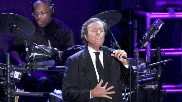 Julio Iglesias bei einem Konzert im Jahr 2010. Der spanische Schlagerstar feiert seinen 80. Geburtstag. - © Daniel Perez/efe/epa/dpa