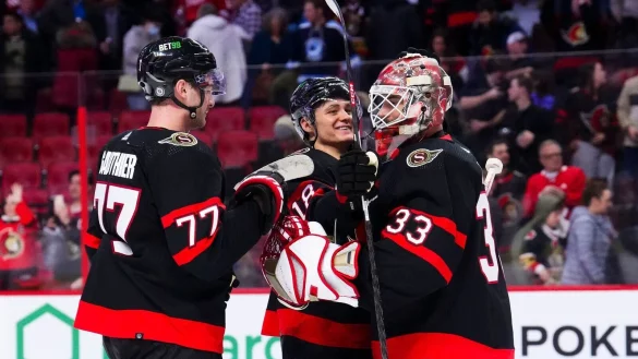 Ottawa Senators Torwart Cam Talbot (33) jubelt mit Linksau&szlig;en Tim St&uuml;tzle (18) und Rechtsau&szlig;en Julien Gauthier (77). - &copy; Sean Kilpatrick/The Canadian Press via AP/dpa