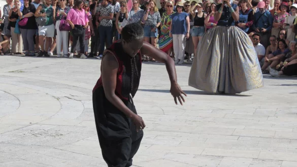 Mit einem Text &uuml;ber rassistische Polizeigewalt in Frankreich beginnt das teilweise im Freien aufgef&uuml;hrte Tanz- und Performance-St&uuml;ck &laquo;G.R.O.O.V.E.&raquo; der Choreografin Bintou Demb&eacute;l&eacute;. Sie gilt als Pionierin des Hip-Hop. - &copy; Sabine Glaubitz/dpa