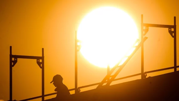 Fr&uuml;hmorgens mit der Arbeit drau&szlig;en starten und in der Mittagszeit eine Pause einlegen, ist im Sommer sinnvoll. Denn zwischen 11 und 15 Uhr ist die Belastung durch UV-B-Strahlen meist am h&ouml;chsten. - &copy; Julian Stratenschulte/dpa/dpa-tmn