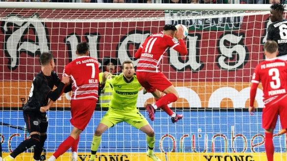 Torsch&uuml;tze Mergim Berisha vom FC Augsburg (r) trifft zum 1:0. - &copy; Matthias Balk/dpa