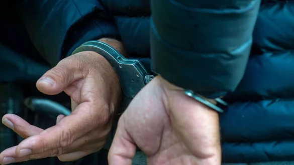 Ein Mann tr&auml;gt Handschellen. - &copy; Stefan Sauer/dpa/Illustration