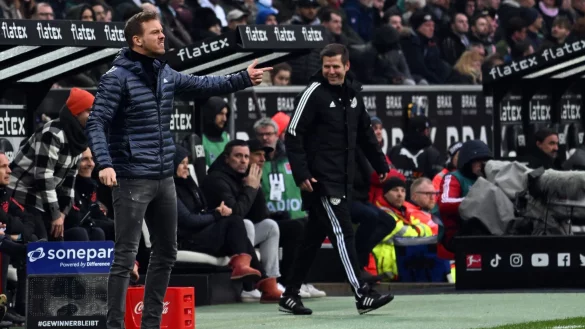 Bayerns Trainer Julian Nagelsmann steht an der Seitenlinie und ruft seinen Spielern Anweisungen zu. - &copy; Federico Gambarini/dpa