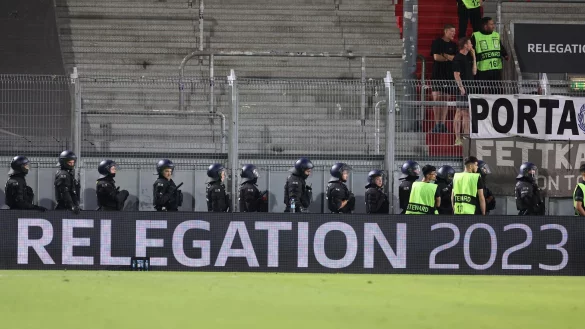 Der DFB untersucht nach den Ausschreitungen im Relegationshinspiel zwischen Wehen Wiesbaden und Bielefeld die Vorf&auml;lle. - &copy; J&ouml;rg Halisch/dpa