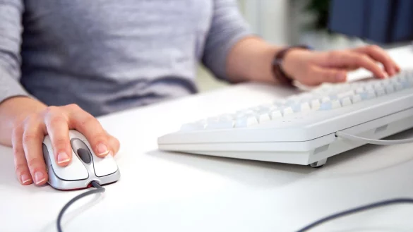 Keine Sorge, wenn's mal wieder l&auml;nger dauert: Auch das Hochfahren des Rechners z&auml;hlt bereits zur Arbeitszeit. - &copy; Andrea Warnecke/dpa-tmn