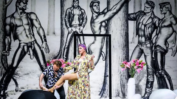 Peter Renz (l) als Georges und Stefan Kurt (Albin/Zaza) haben auf der B&uuml;hne in der Komischen Oper ihr Bestes gegeben. - &copy; Jens Kalaene/dpa