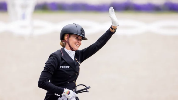Die deutsche Reiterin Jessica von Bredow-Werndl auf dem Pferd &laquo;TSF Dalera BB&raquo; winkt. - &copy; Rolf Vennenbernd/dpa