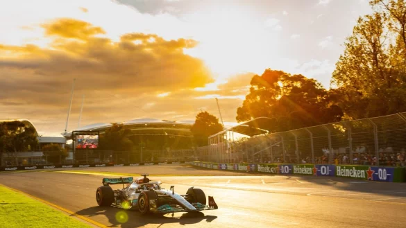 George Russell aus Gro&szlig;britannien von Team Mercedes steuert sein Auto auf der Rennstrecke. - &copy; George Hitchens/SOPA Images via ZUMA Press Wire/dpa