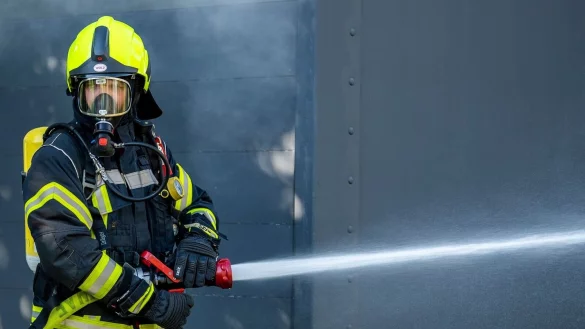 Ein Mitglied der Feuerwehr beim L&ouml;scheinsatz. - &copy; David Inderlied/dpa/Symbolbild